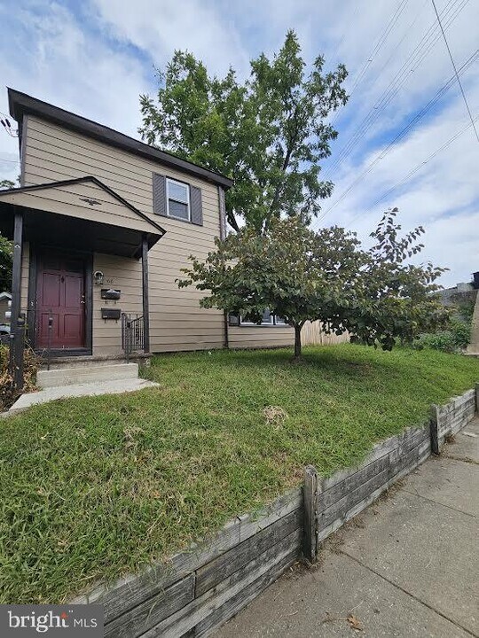 66 E Red Bank Ave in Woodbury, NJ - Building Photo