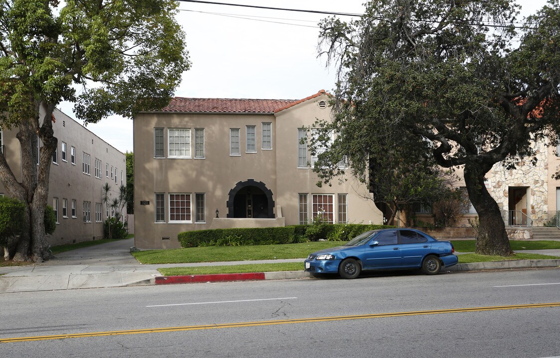 325 S Verdugo Rd in Glendale, CA - Building Photo