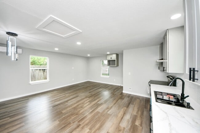 property at 1218 Des Jardines St