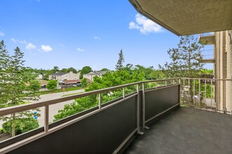 Carlyle Tower Apartments - Southfield, MI in Southfield, MI - Foto de edificio - Building Photo