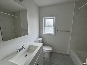 2572 Merrick Rd in Bellmore, NY - Building Photo - Building Photo