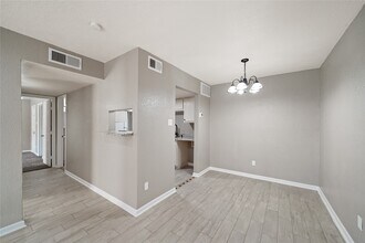 8100 Creekbend Dr in Houston, TX - Building Photo - Building Photo