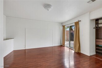 4351 Satinwood Dr in Las Vegas, NV - Foto de edificio - Building Photo