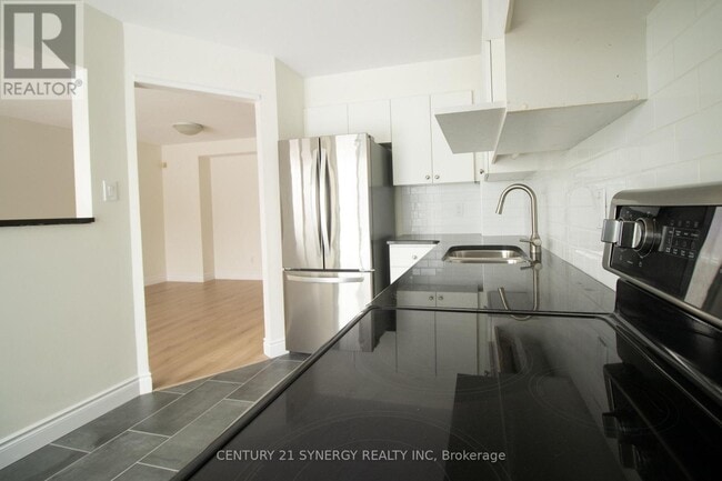 73 Longshire Cir in Ottawa, ON - Building Photo - Building Photo