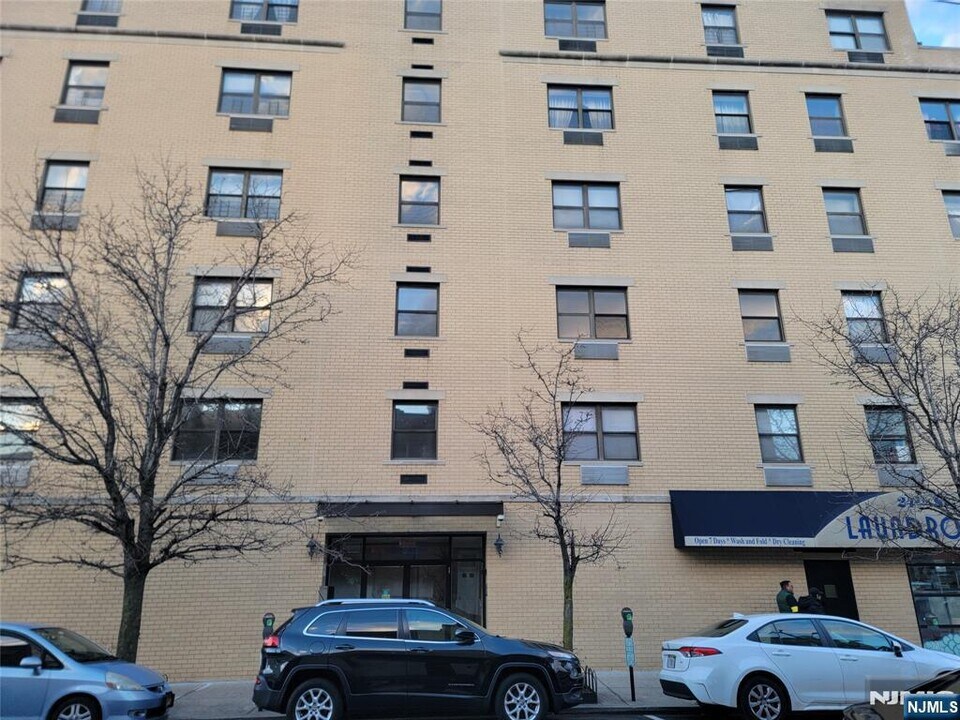 2401 Bergenline Ave in Union City, NJ - Building Photo