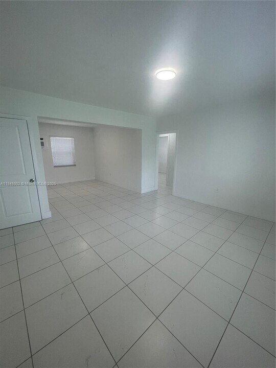 553 SW 7th St in Miami, FL - Foto de edificio