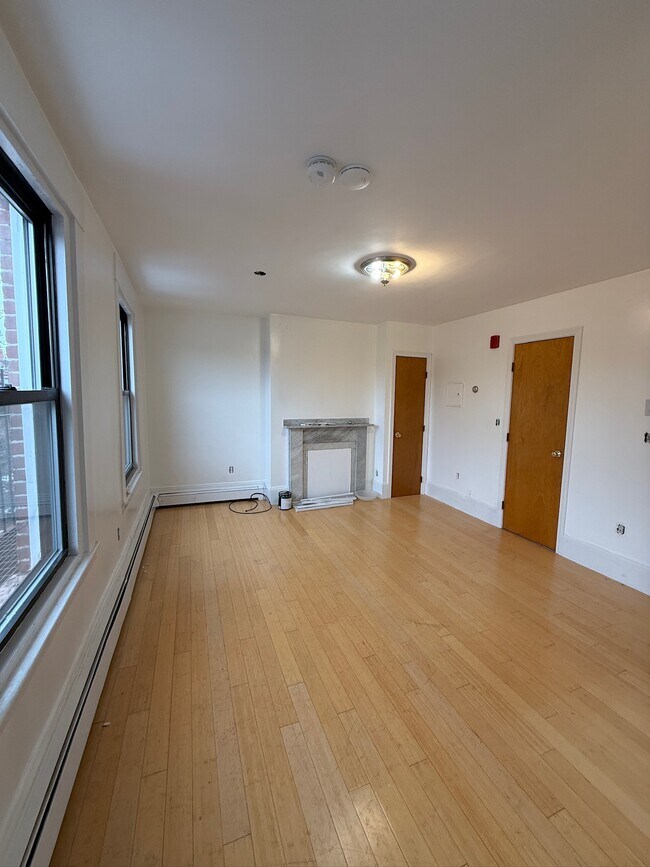 9 Milford St, Unit 302B in Boston, MA - Building Photo - Building Photo