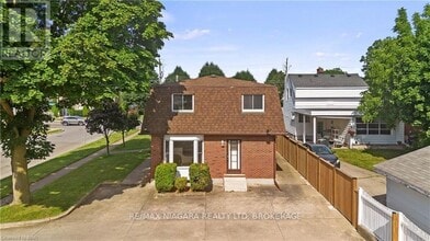 6344 Drummond Rd in Niagara Falls, ON - Foto de edificio - Building Photo