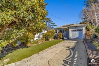 711 Smith Ave in Pinole, CA - Foto de edificio - Building Photo