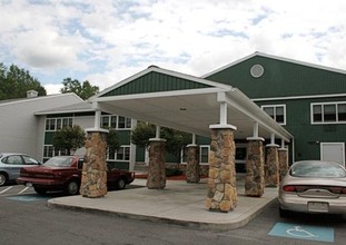 Byrne Manor in Bayberry, NY - Foto de edificio - Building Photo