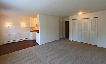 Cedar Manor Apartments in Bloomington, MN - Building Photo - Building Photo