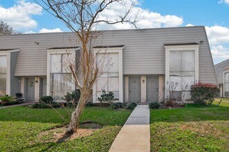 5929 Queensloch Dr in Houston, TX - Building Photo - Building Photo