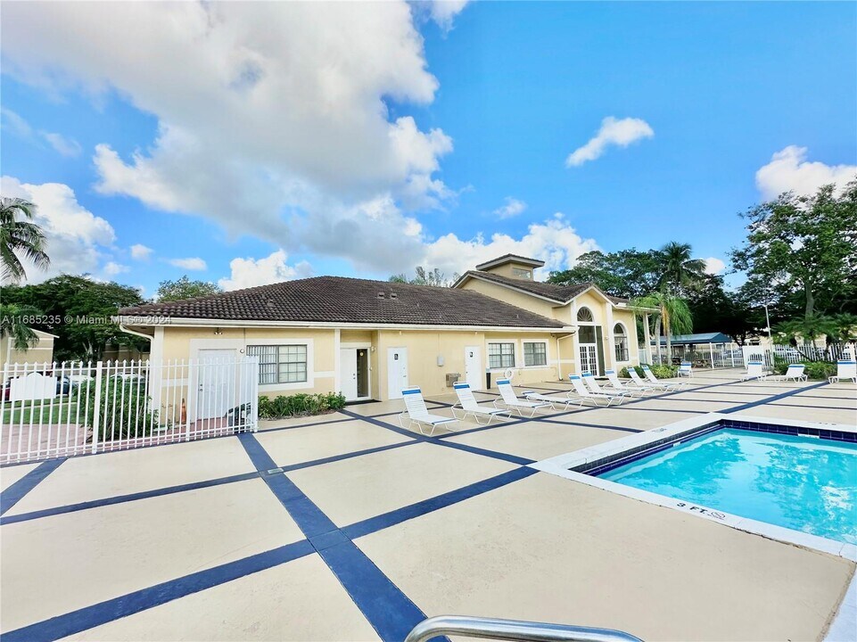 351 Palm Way, Unit 204 in Pembroke Pines, FL - Building Photo