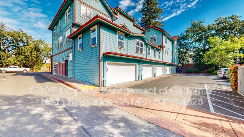 160 Windsor River Rd in Windsor, CA - Foto de edificio