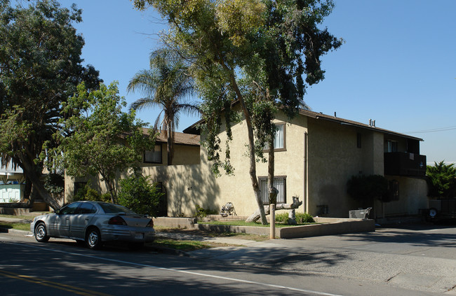 903 Circle City Dr in Corona, CA - Foto de edificio - Building Photo