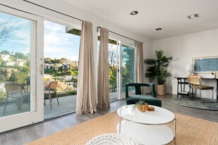 1742 Redesdale Ave, Unit B in Los Angeles, CA - Building Photo