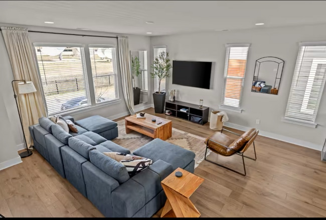 2115 Isom St in Charlotte, NC - Foto de edificio - Building Photo