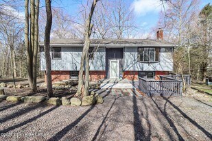 1543 Coolbaugh Rd in Gouldsboro, PA - Building Photo