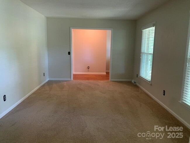 5629 Kuykendall Rd in Charlotte, NC - Foto de edificio - Building Photo
