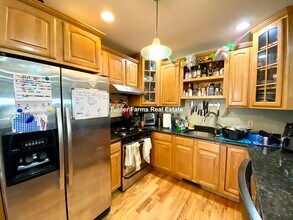 21 Dorr St, Unit C in Boston, MA - Foto de edificio - Building Photo