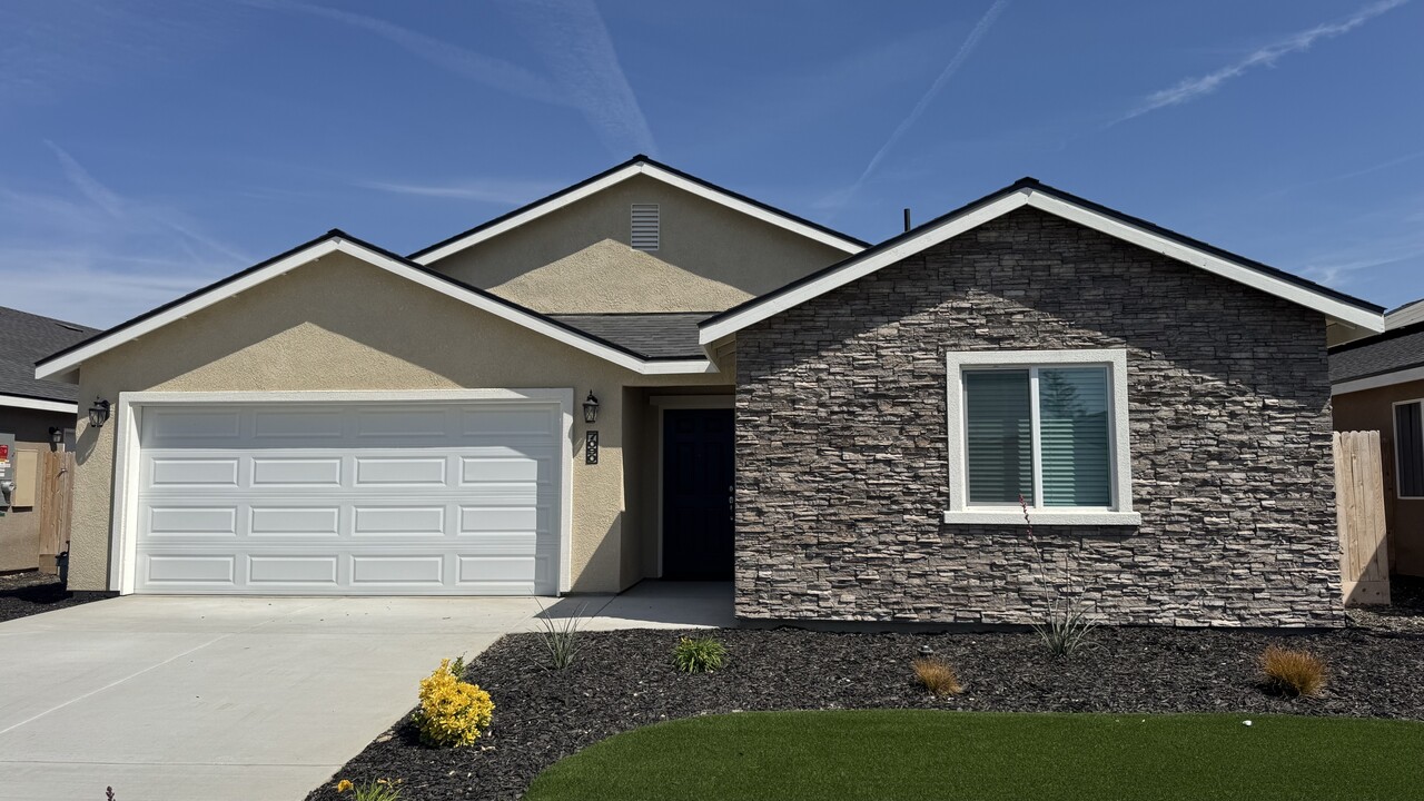 7090 Elm St in Visalia, CA - Building Photo