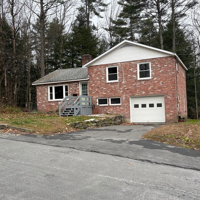 15 Acer Heights Rd in Claremont, NH - Foto de edificio - Building Photo