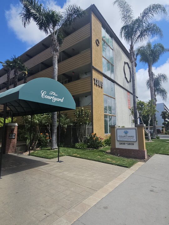 Courtyard Apartments in Redwood City, CA - Building Photo