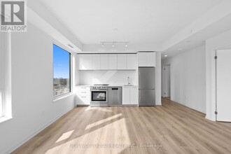 101-1101 Roehampton Ave in Toronto, ON - Building Photo - Building Photo