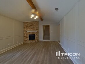 8033 Berrybrook Dr in Watauga, TX - Foto de edificio - Building Photo