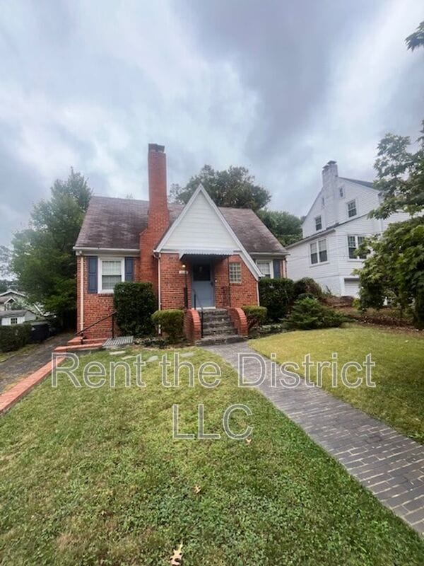 property at 3225 Chestnut St NE