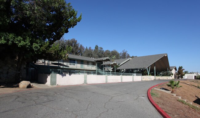 Village Apartments in Fallbrook, CA - Foto de edificio - Building Photo