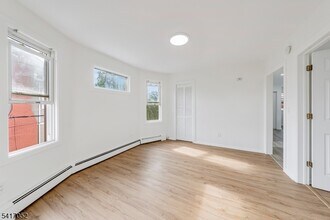 27 Monsignor Owens Pl in Nutley, NJ - Building Photo - Building Photo