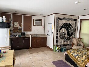2156 NW 4th Pl, Unit Attached Studio Apt in Gainesville, FL - Foto de edificio - Building Photo