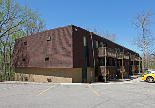 Pinecrest Apartments in Amherst, OH - Foto de edificio - Building Photo