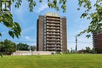 10 Derby Ln in Sarnia, ON - Building Photo - Building Photo