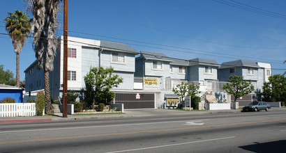 Santa Cruz Apartments in Van Nuys, CA - Building Photo - Building Photo