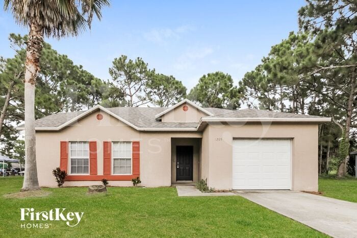 1205 Schumann Dr in Sebastian, FL - Building Photo