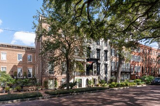 120 W Jones St in Savannah, GA - Foto de edificio - Building Photo