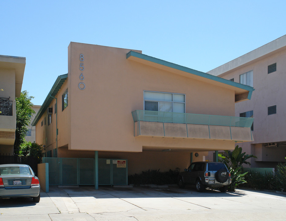 8560 Gregory Way in Los Angeles, CA - Foto de edificio