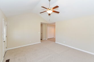 1018 Granny White Rd in Clarksville, TN - Foto de edificio - Building Photo