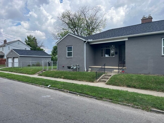 property at 652 Woodbury Ave
