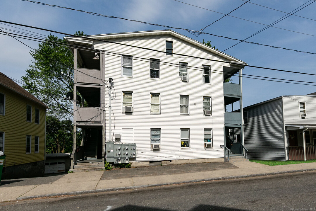 288 High St in Naugatuck, CT - Building Photo