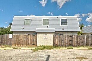 2208 Mission Hill Dr in Austin, TX - Building Photo