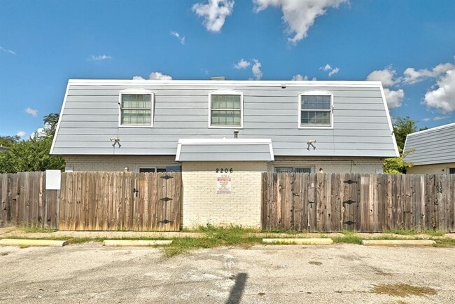 2206 Mission Hill Dr in Austin, TX - Building Photo - Building Photo