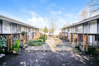 2096 SE Pinelane St in Portland, OR - Building Photo - Building Photo