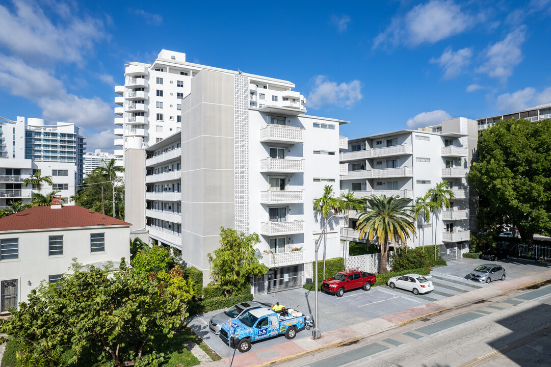 Twin Towers Condo in Miami Beach, FL - Foto de edificio