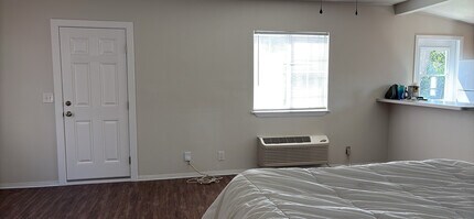 2405 W Monterey Ave in Burbank, CA - Foto de edificio - Building Photo