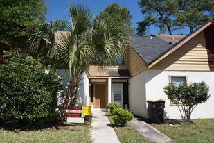 7651 Melissa Ct N in Jacksonville, FL - Building Photo