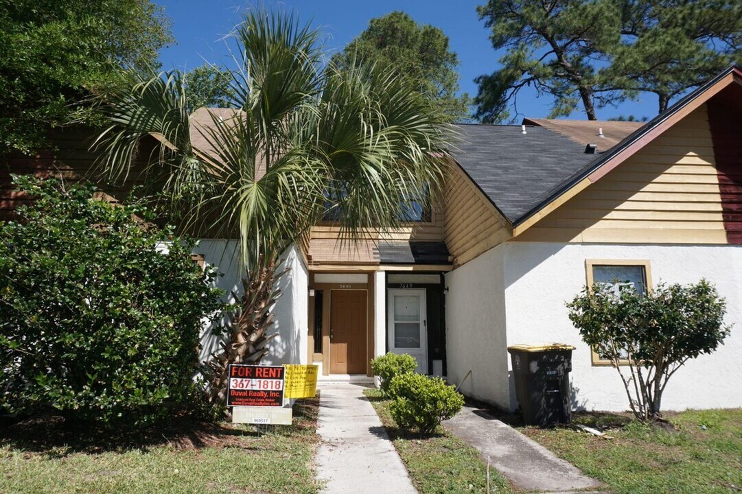 7651 Melissa Ct N in Jacksonville, FL - Building Photo