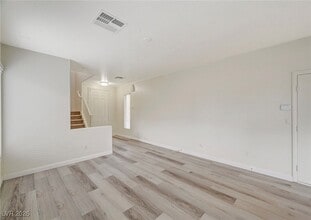 10408 September Flower St in Las Vegas, NV - Foto de edificio - Building Photo